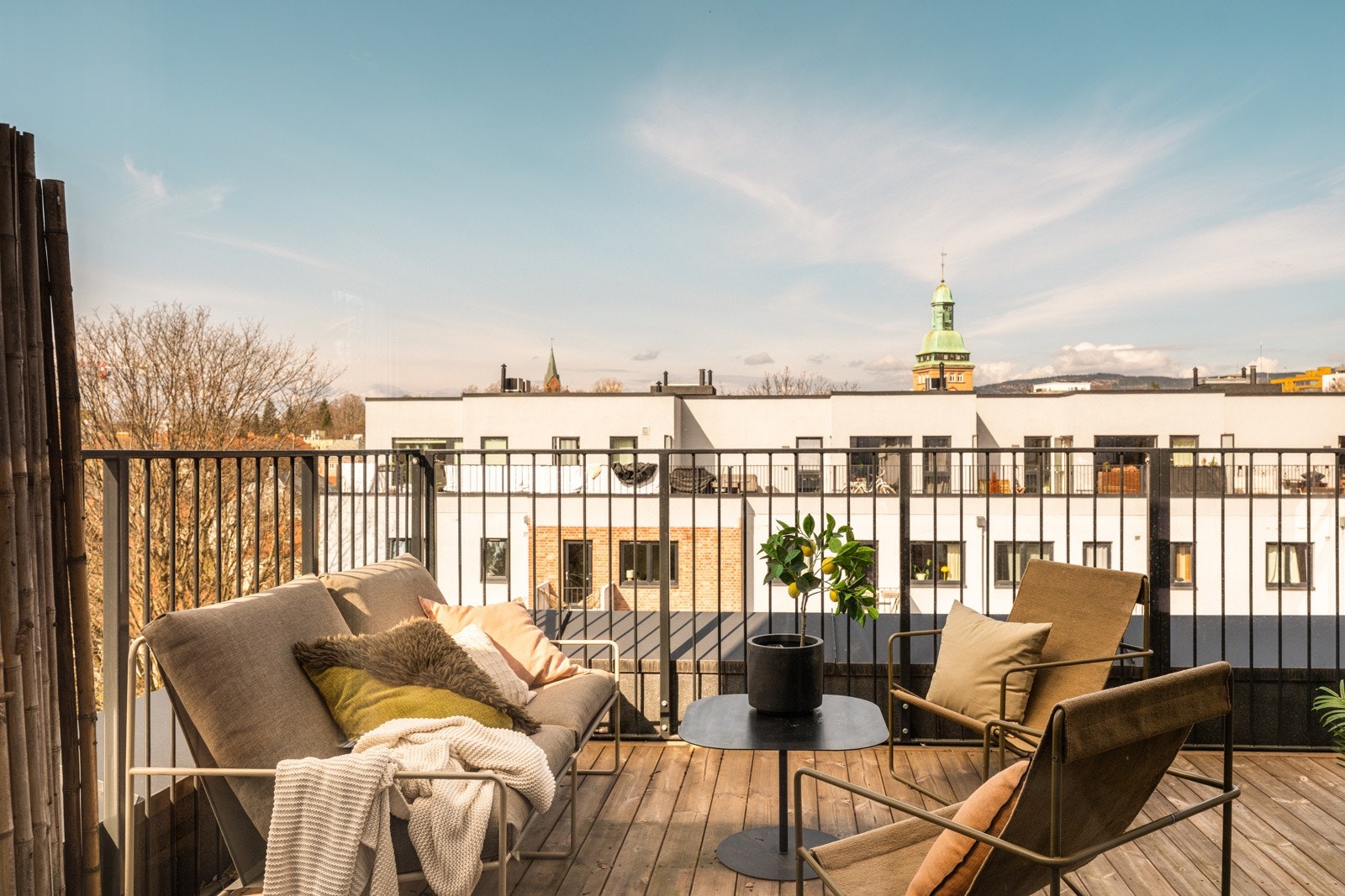 Her har du gode møbleringsmuligheter og plass til både sittegrupper og beplantning, perfekt for avslapning og sosiale sammenkomster i lune omgivelser. Galleribilde