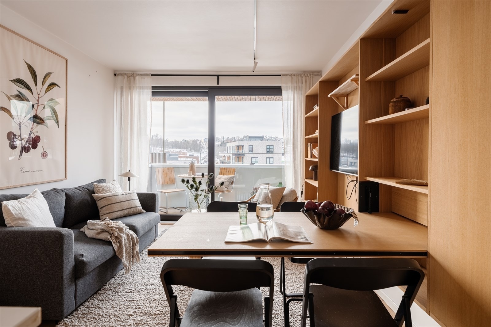 Vegg- og takflater er holdt i lyse og tidsriktige farger, og store vindusflater slipper inn rikelig med naturlig lys og gir boligen en luftig og åpen følelse. Galleribilde