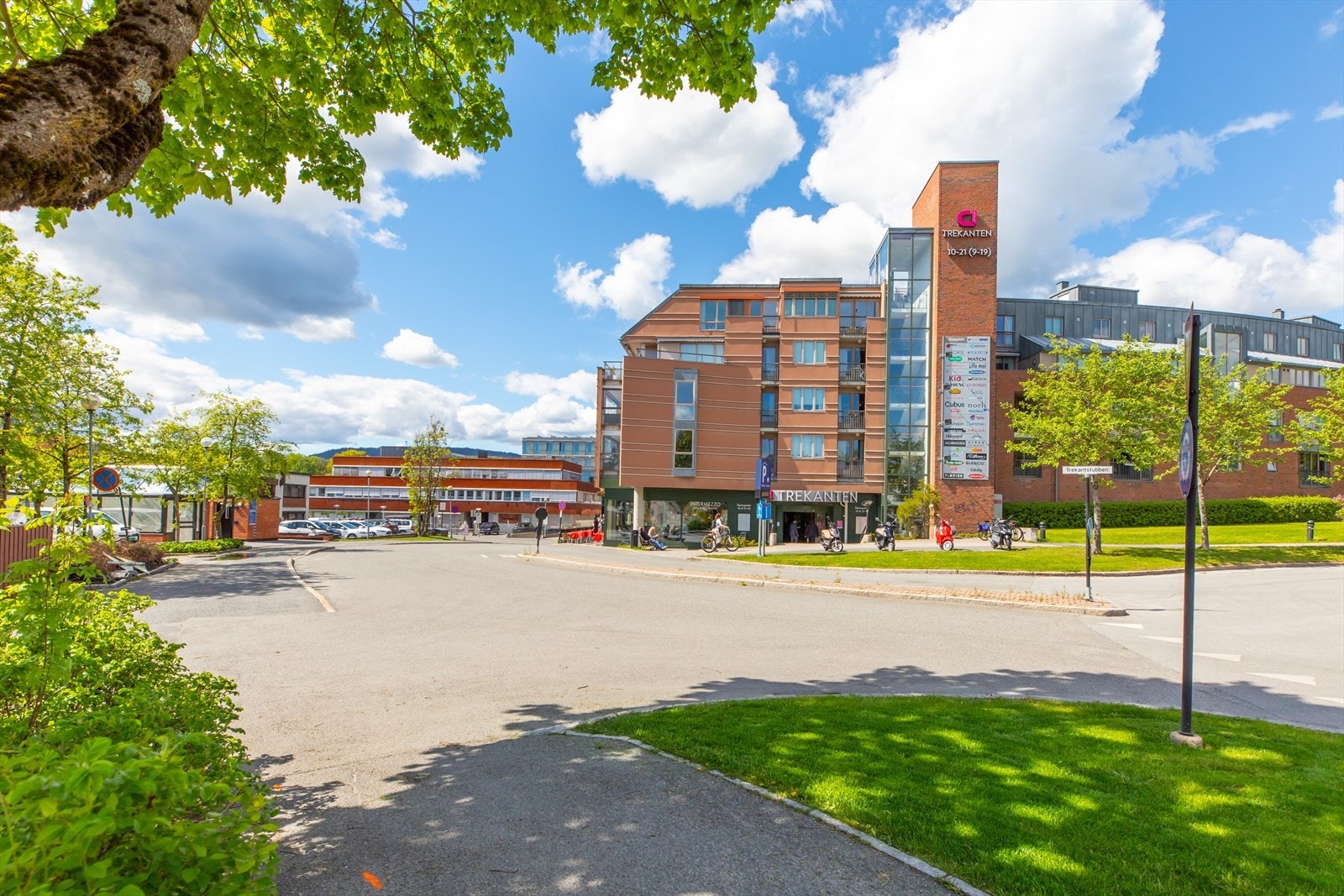 Trekanten kjøpesenter, oppusset i 2025, med et bredt utvalg av butikker, serveringssteder og servicetilbud. I tillegg åpnet ny mathall høsten 2025, som gir et spennende og variert mattilbud. Galleribilde