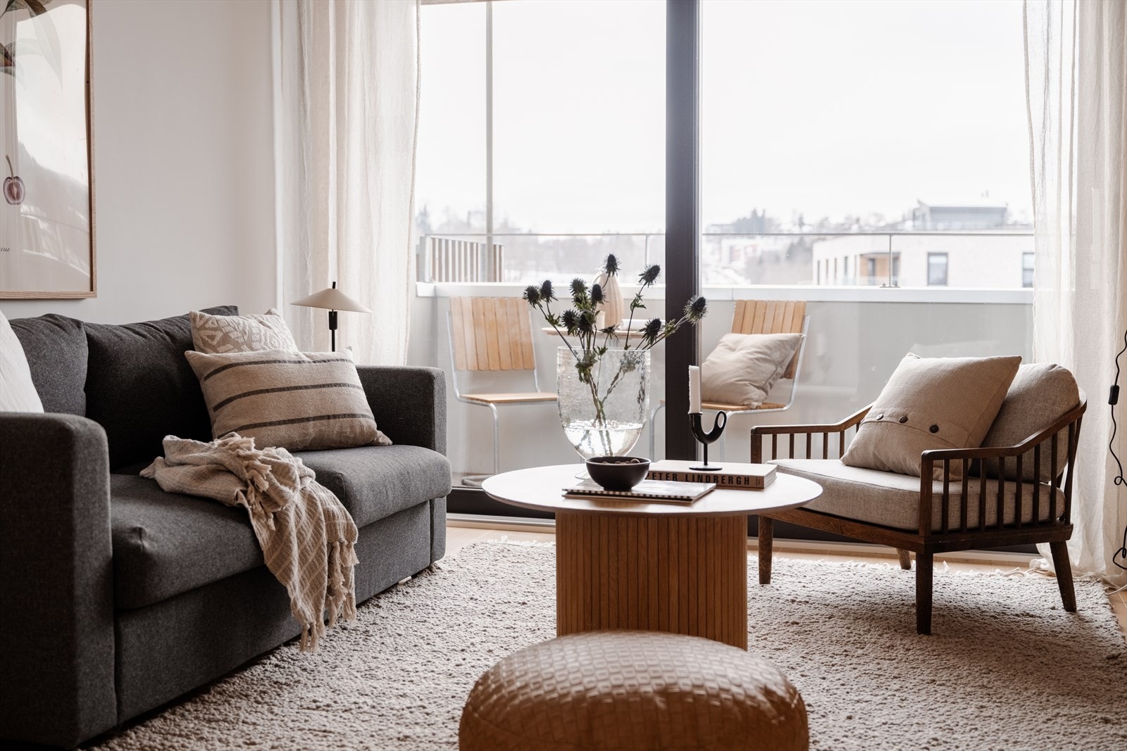Selger har en sovesofa, som kan følge salget hvis ønskelig. Tidligere har det vært en nedtrekkbar seng i skap løsning. Dette kan enkelt innstalleres igjen. Galleribilde