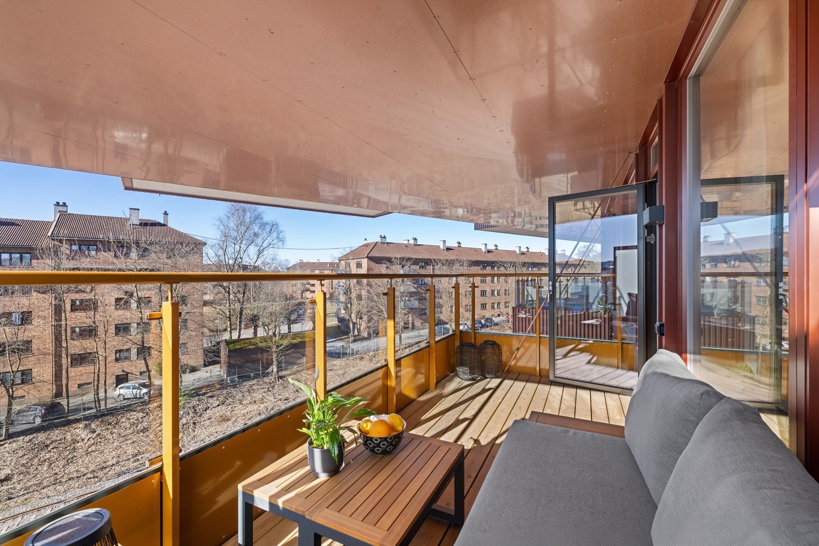 Balkongen er overbygget og har god plass til utemøbler, grill og beplantning Galleribilde