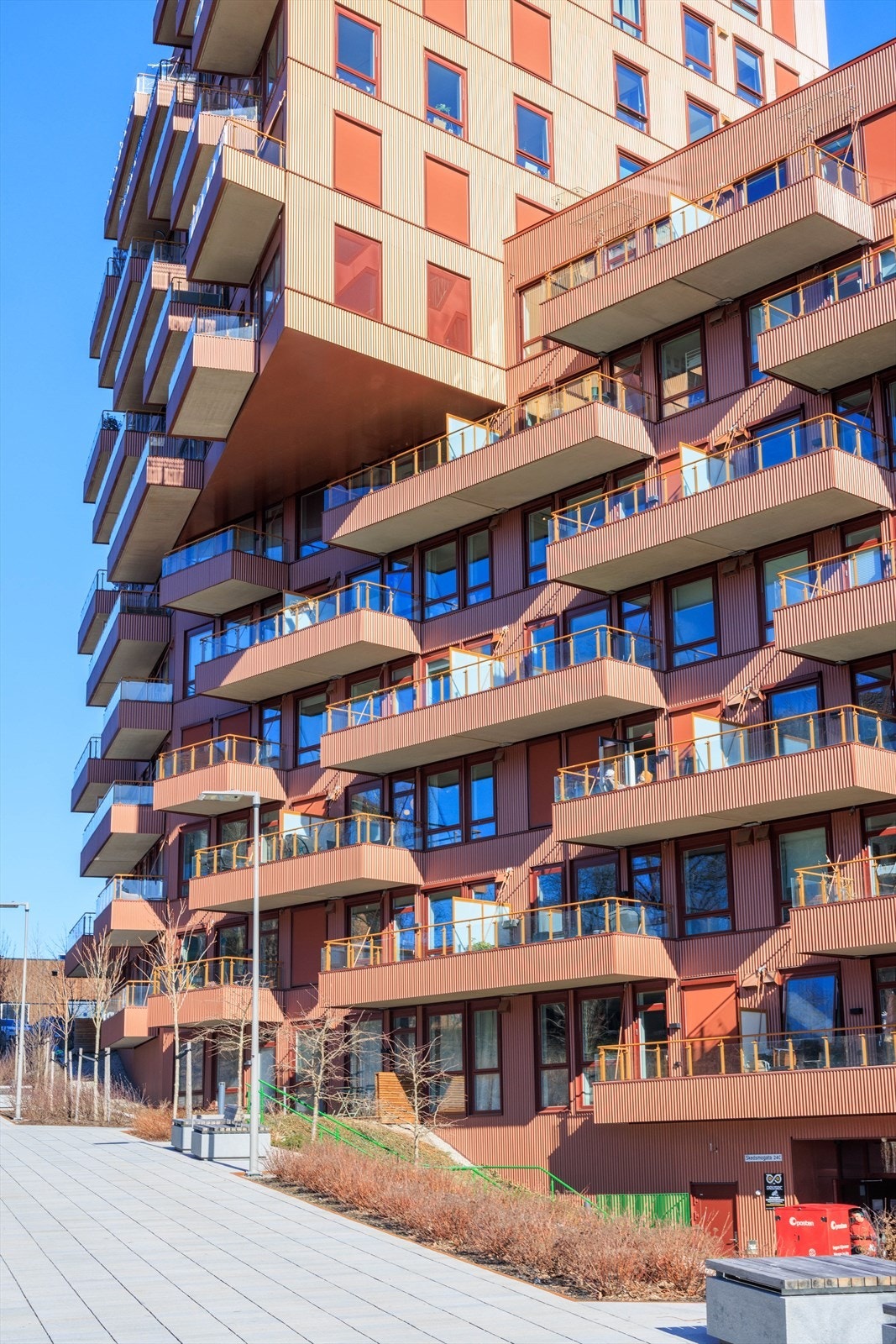 Prosjektet er BREEAM-sertifisert med nivå Very Good , noe som gjenspeiler et sterkt fokus på miljøvennlige løsninger. Bygget har lavt energiforbruk, og beboerne kan via app følge og styre eget forbruk av fjernvarme, vann og strøm Galleribilde