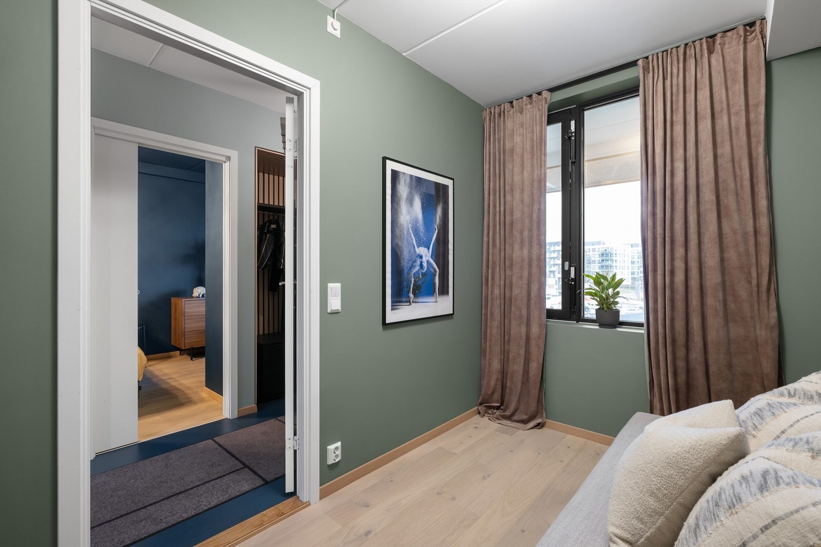 Rommet har stort vindu, gode lysforhold og utsikt Galleribilde