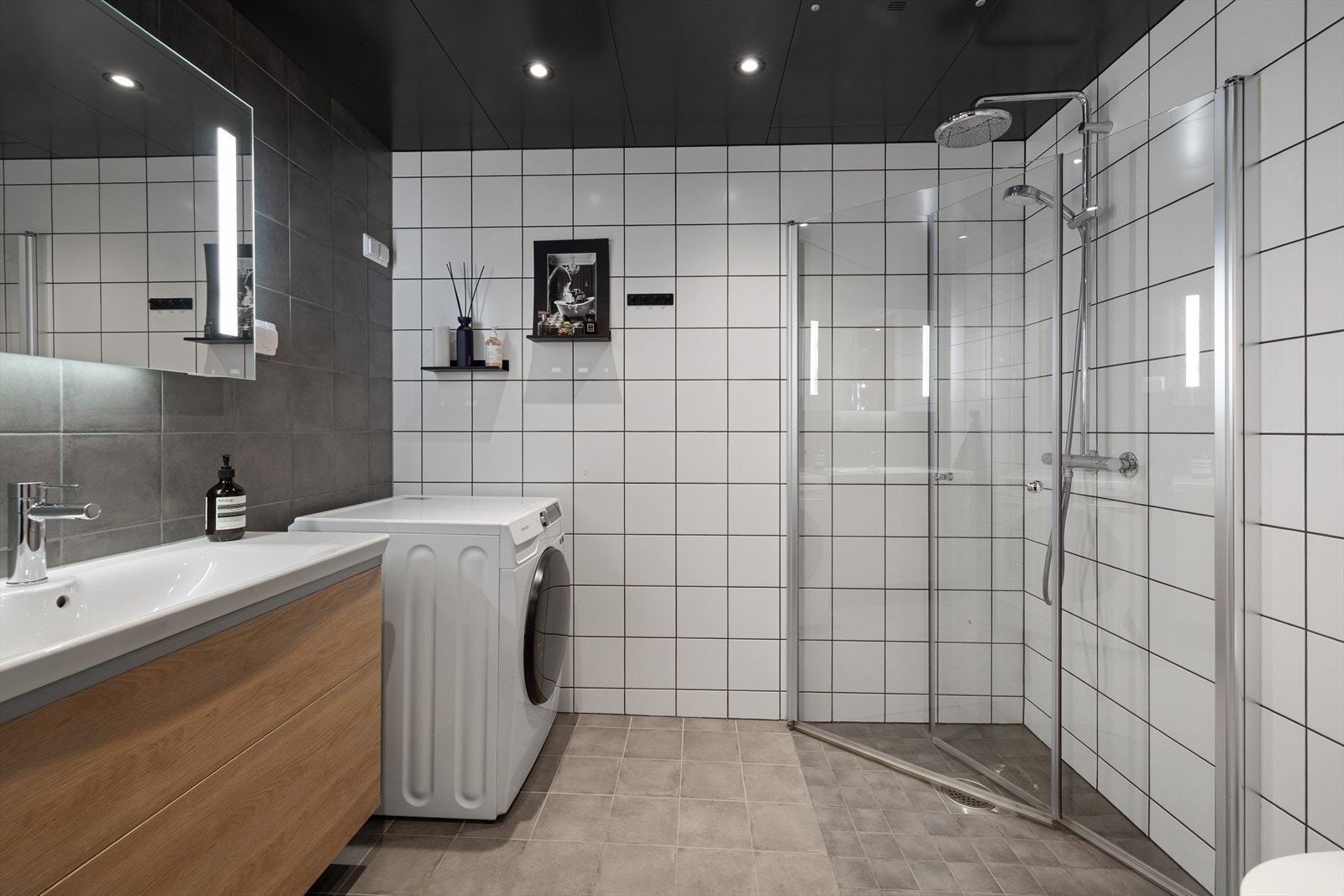 Pent, helfliset bad med gulvvarme, downlightsbelysning og opplegg for vaskemaskin Galleribilde