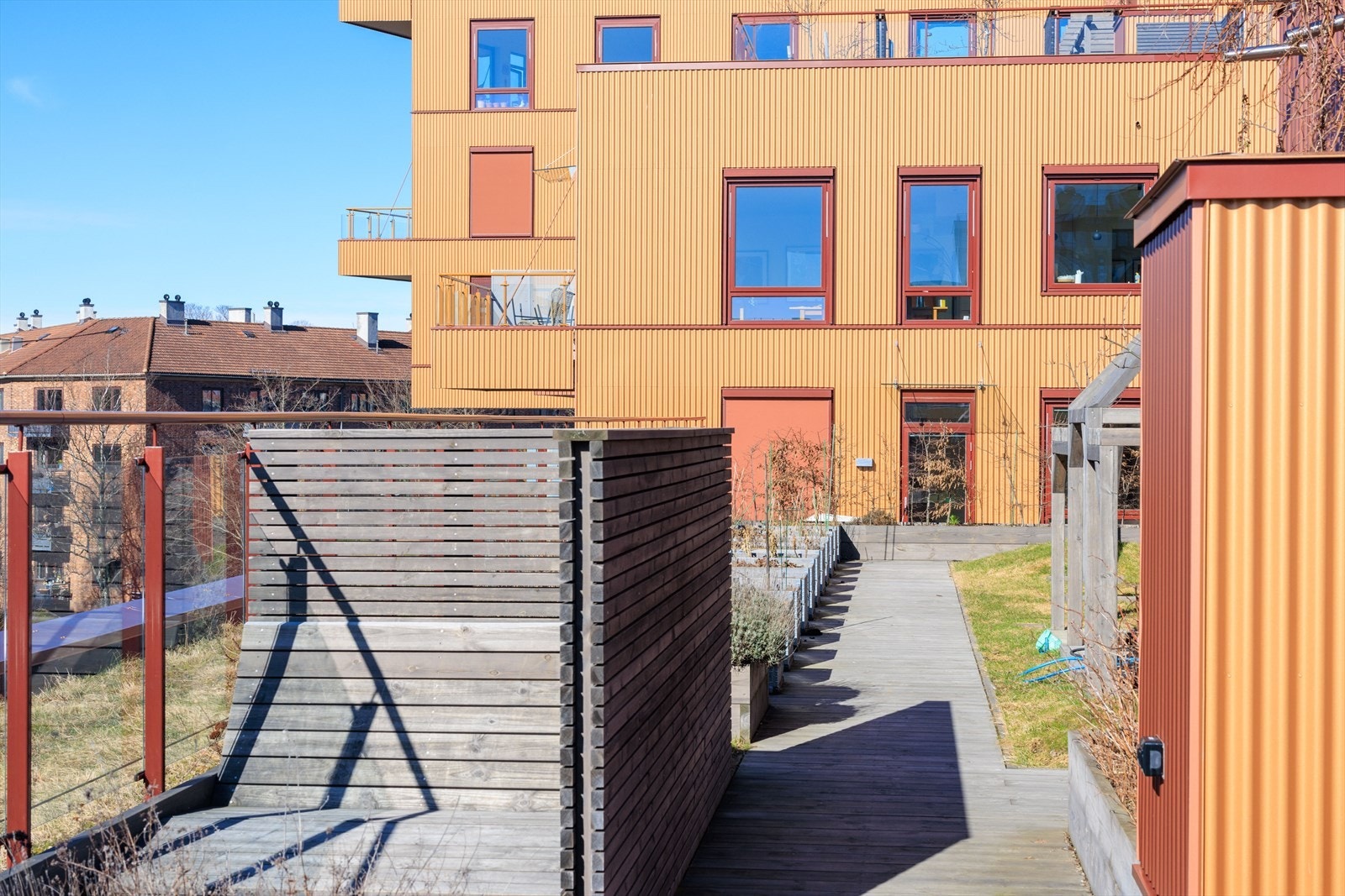 Her finner du blant annet dyrkningskasser for urbant hagebruk, lekeområder for barna, grønne gressflater, samt rolige soner med hengekøyer Galleribilde