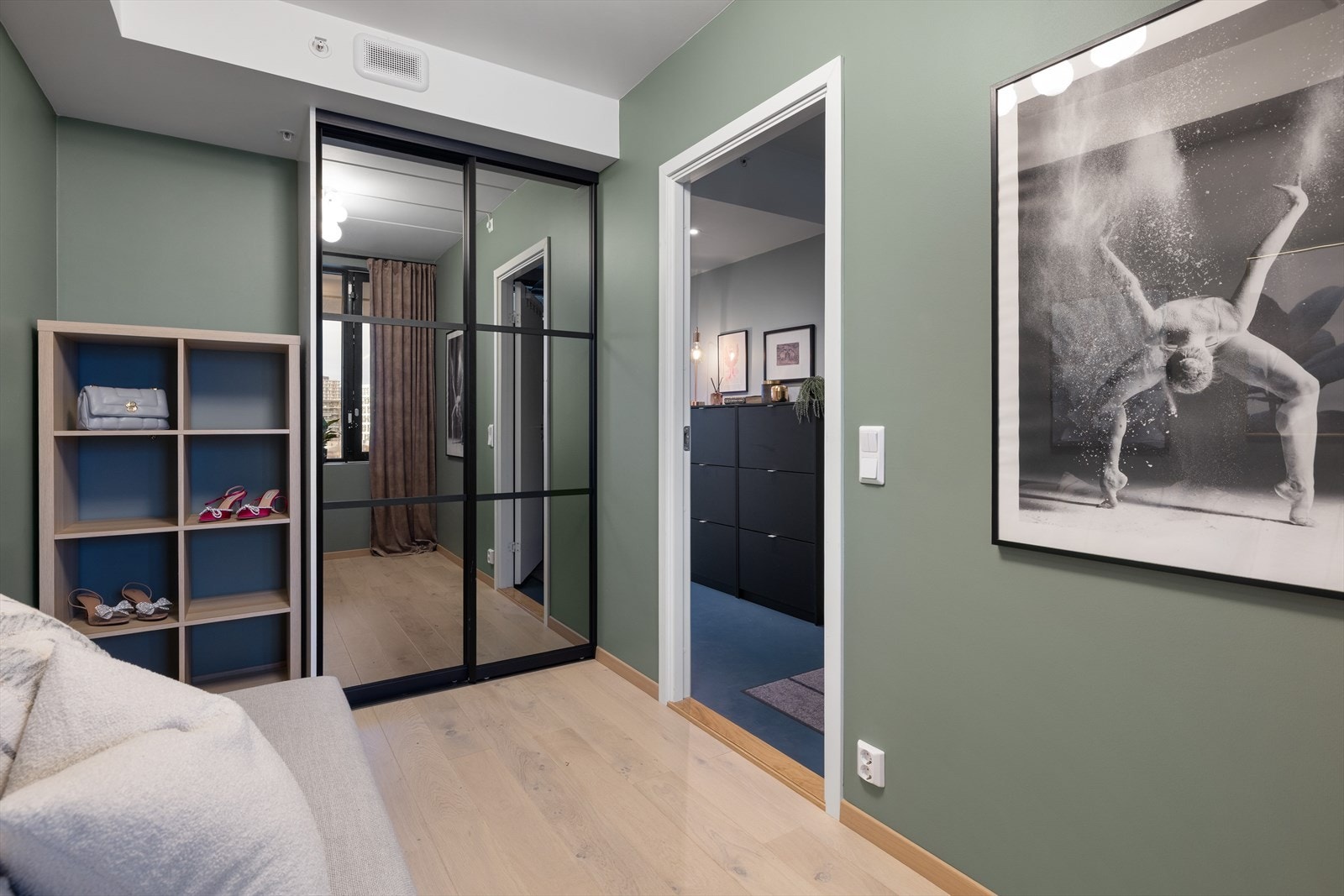 Lunt og fint soverom med skyvedørsgarderobe. Et fint barnerom, gjesterom eller hjemmekontor - alt etter behov Galleribilde