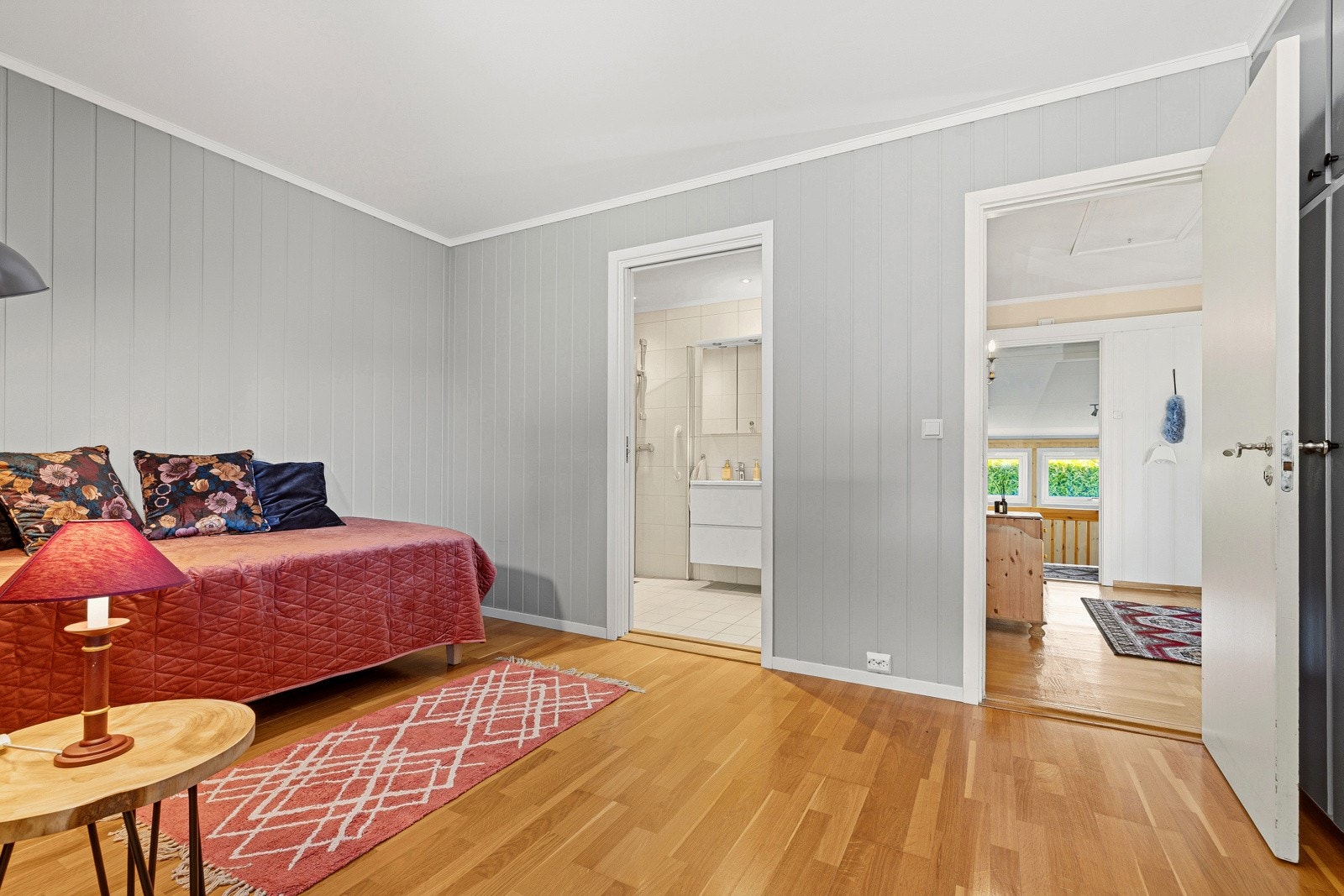 Soverom 1 med inngang til badet Galleribilde