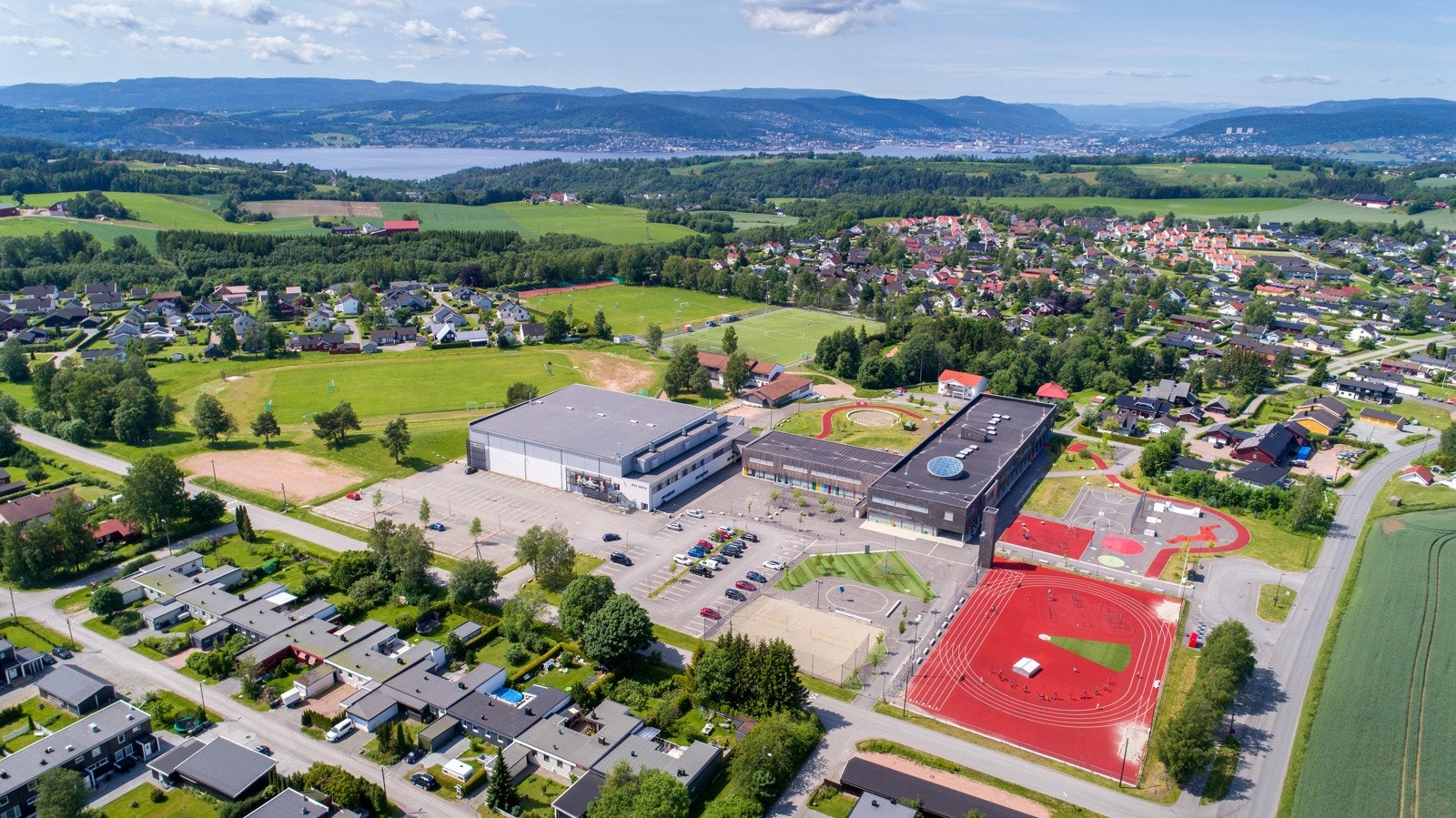 Spikkestad ungdommskole og Ros arena 400 meter unna Galleribilde