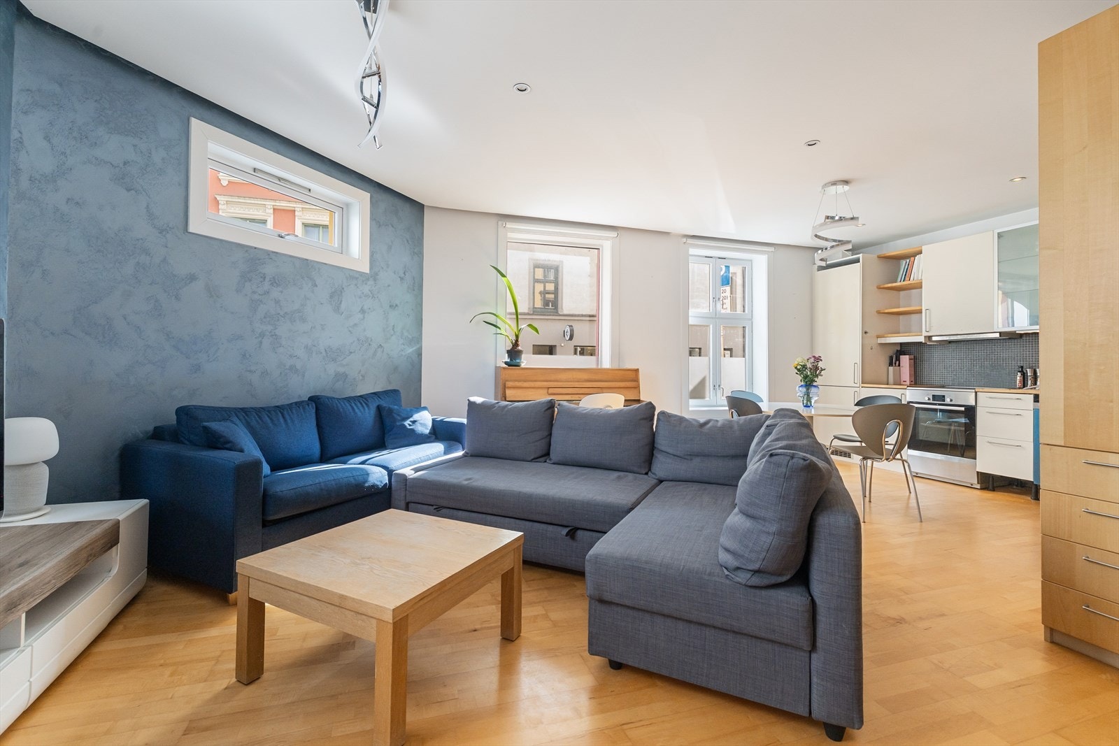 Rommet byr på flere innredningsmuligheter med plass til sofa med tilhørende stuebord og mediebenk samt spisebord med plass til flere gjester. Galleribilde