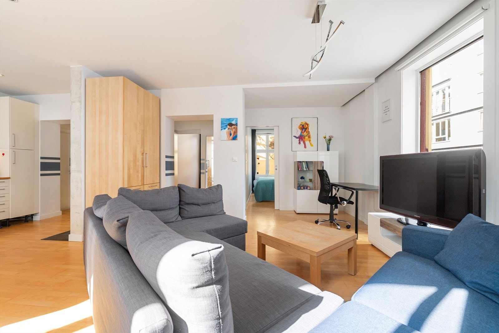 Leiligheten har en gjennomgående planløsning hvor det slippes inn rikelig med dagslys. Galleribilde