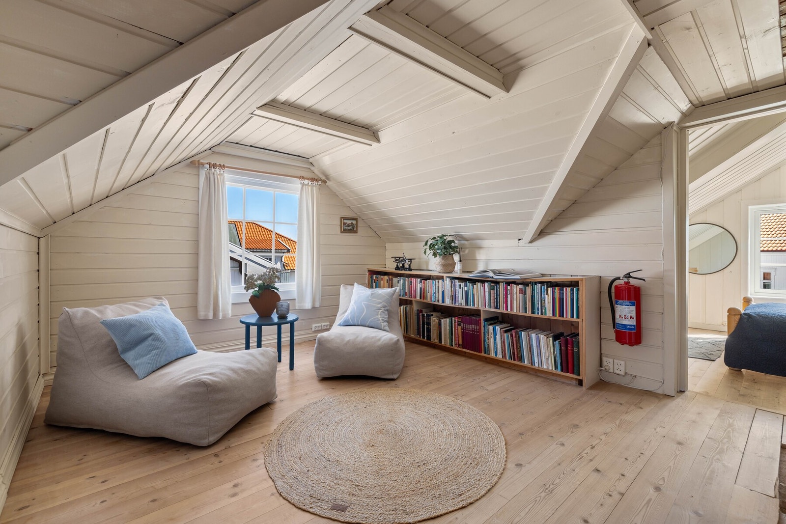 I husets loftsetasje er det to soverom og en loftsstue Galleribilde