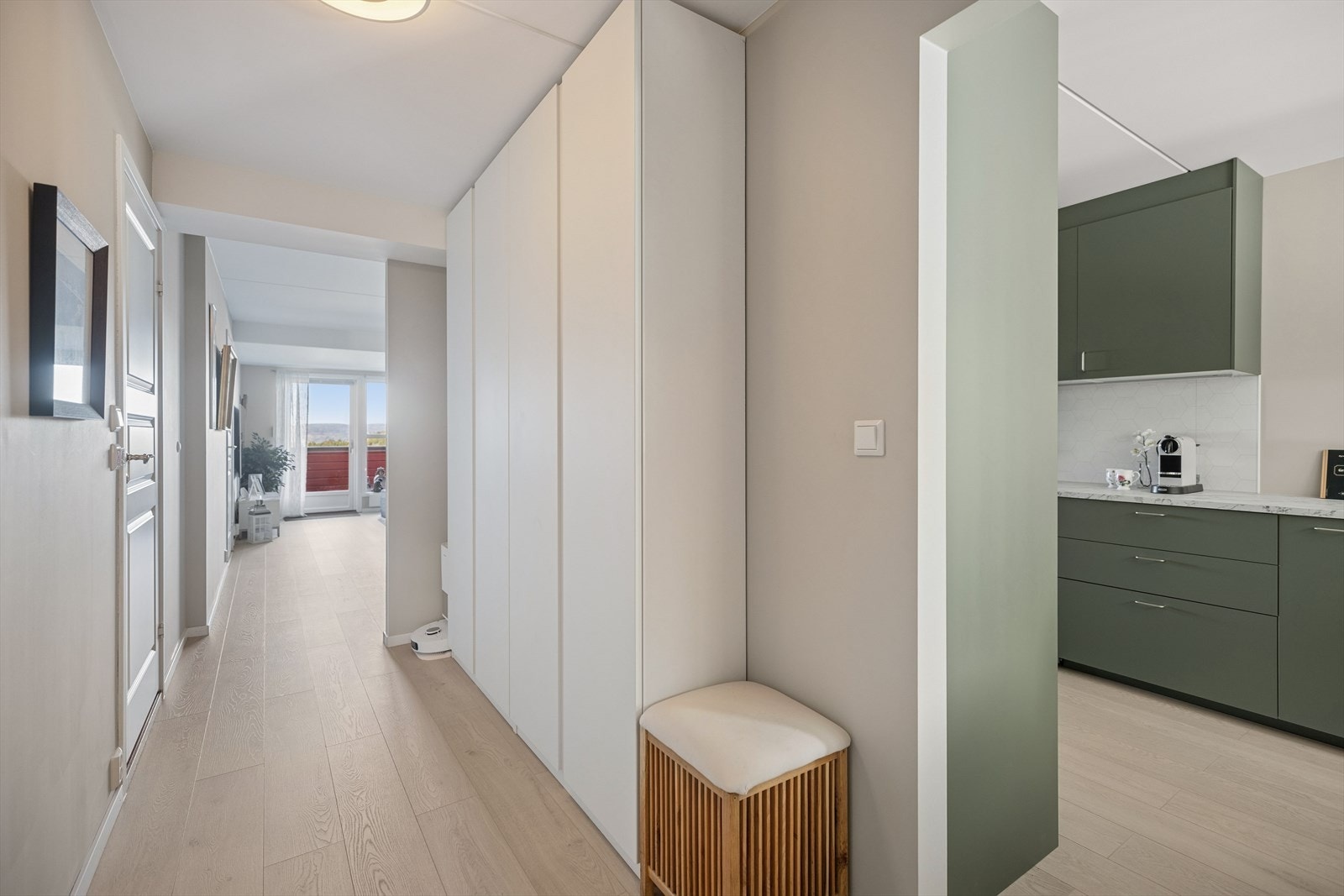 Gangen har rikelig med garderobeplass og leder inn til det moderne kjøkkenet. Galleribilde
