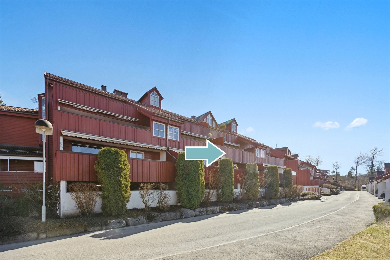 Leiligheten ligger i et terrassehus på Ullerudåsen, i en rolig blindvei med en høy og fri plassering. Galleribilde
