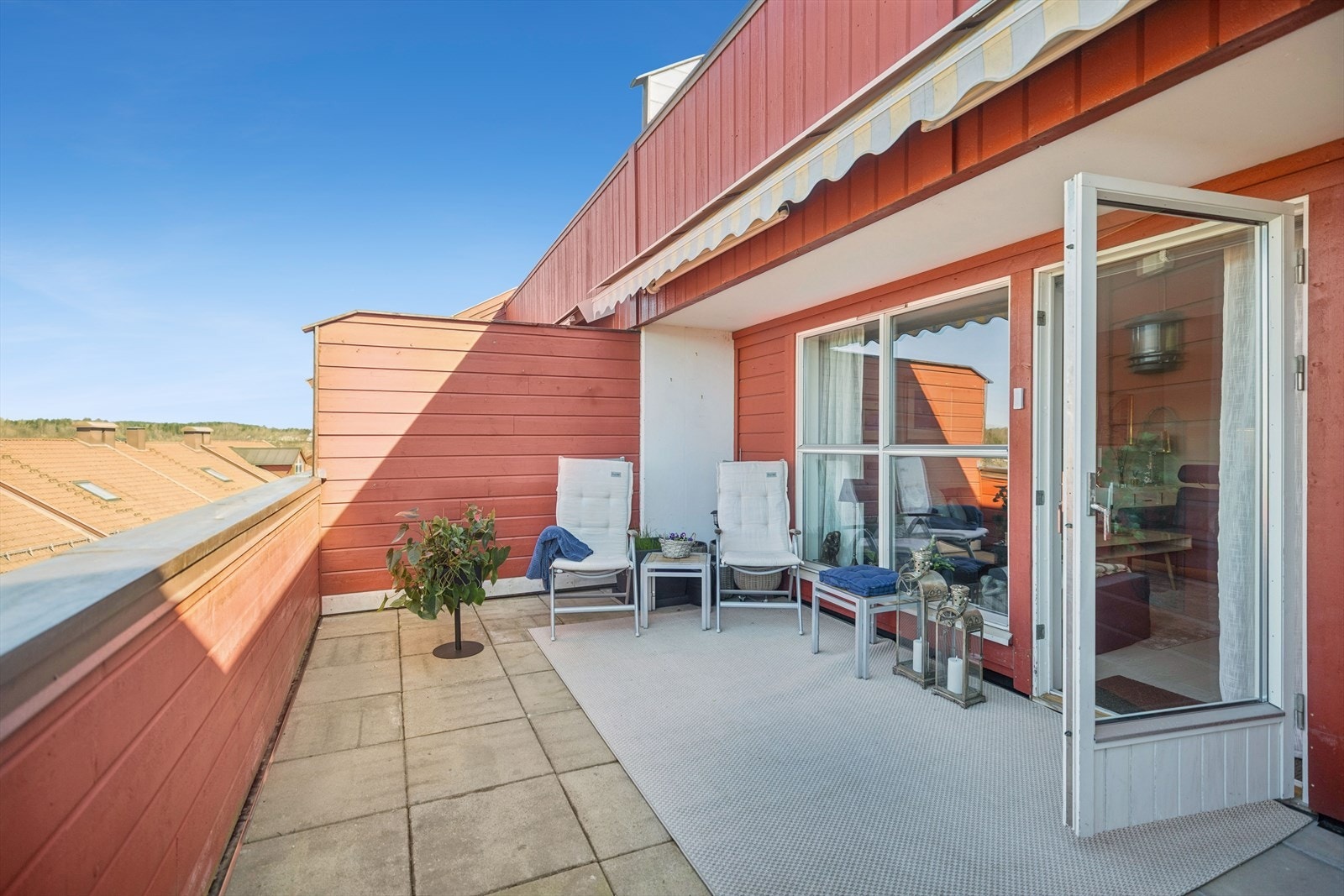 Den hellebelagte terrassen er på ca. 22,5 m² og har god plass til sittegrupper. Galleribilde