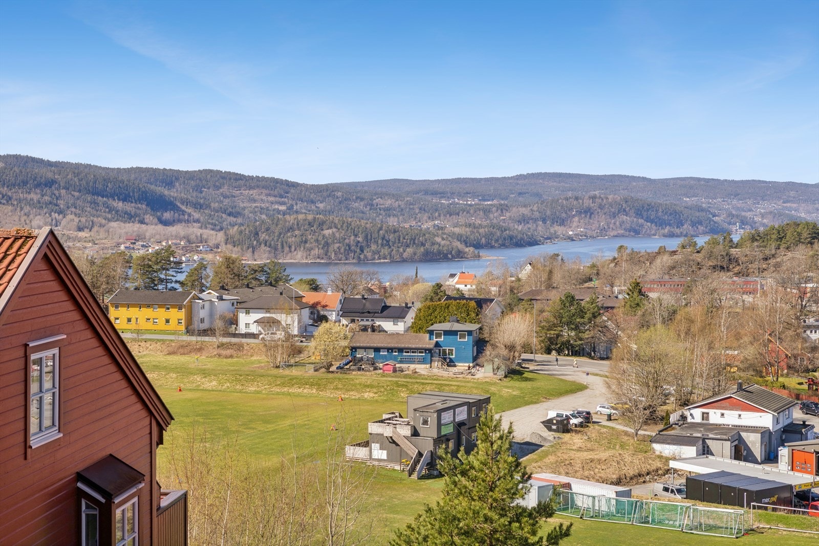 Fra terrassen har du en høy og fri beliggenhet med herlig utsikt mot Oslofjorden. Galleribilde