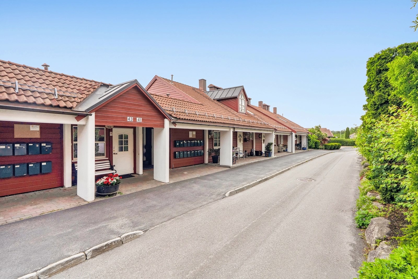 Boligsameiet Ullerudåsen Terrasse består av 96 selveide terrasseleiligheter og fremstår som velholdt. Galleribilde