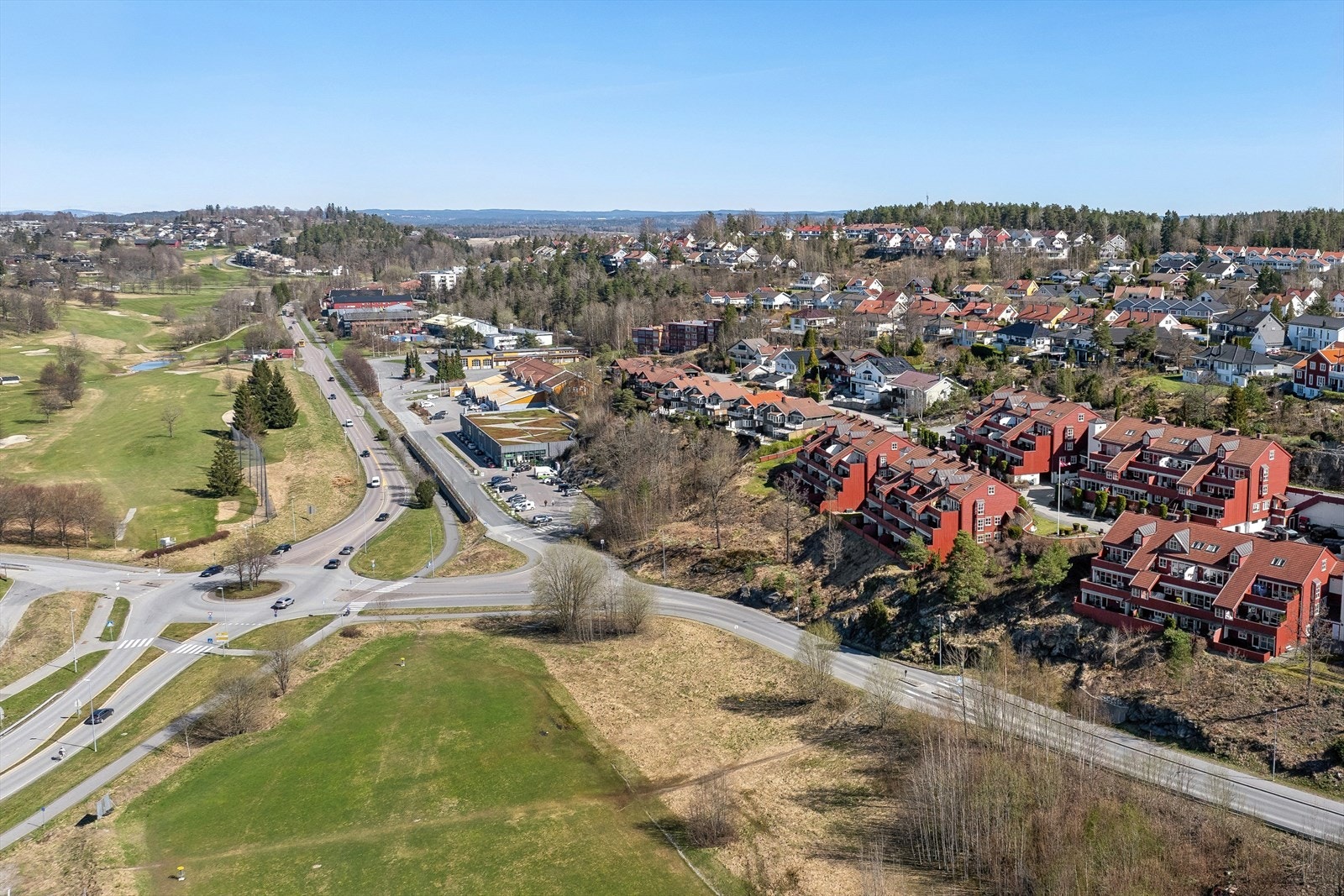 Beliggenheten gir enkel tilgang til dagligvarebutikker som Rema 1000 og Kiwi, samt Ullerudsletta bussholdeplass kun 7 minutters gange unna. Galleribilde