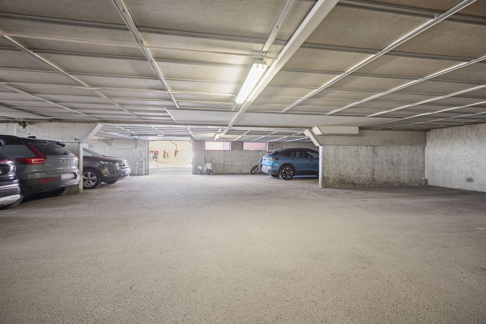 Med leiligheten følger én fast biloppstillingsplass i felles garasjeanlegg. Galleribilde