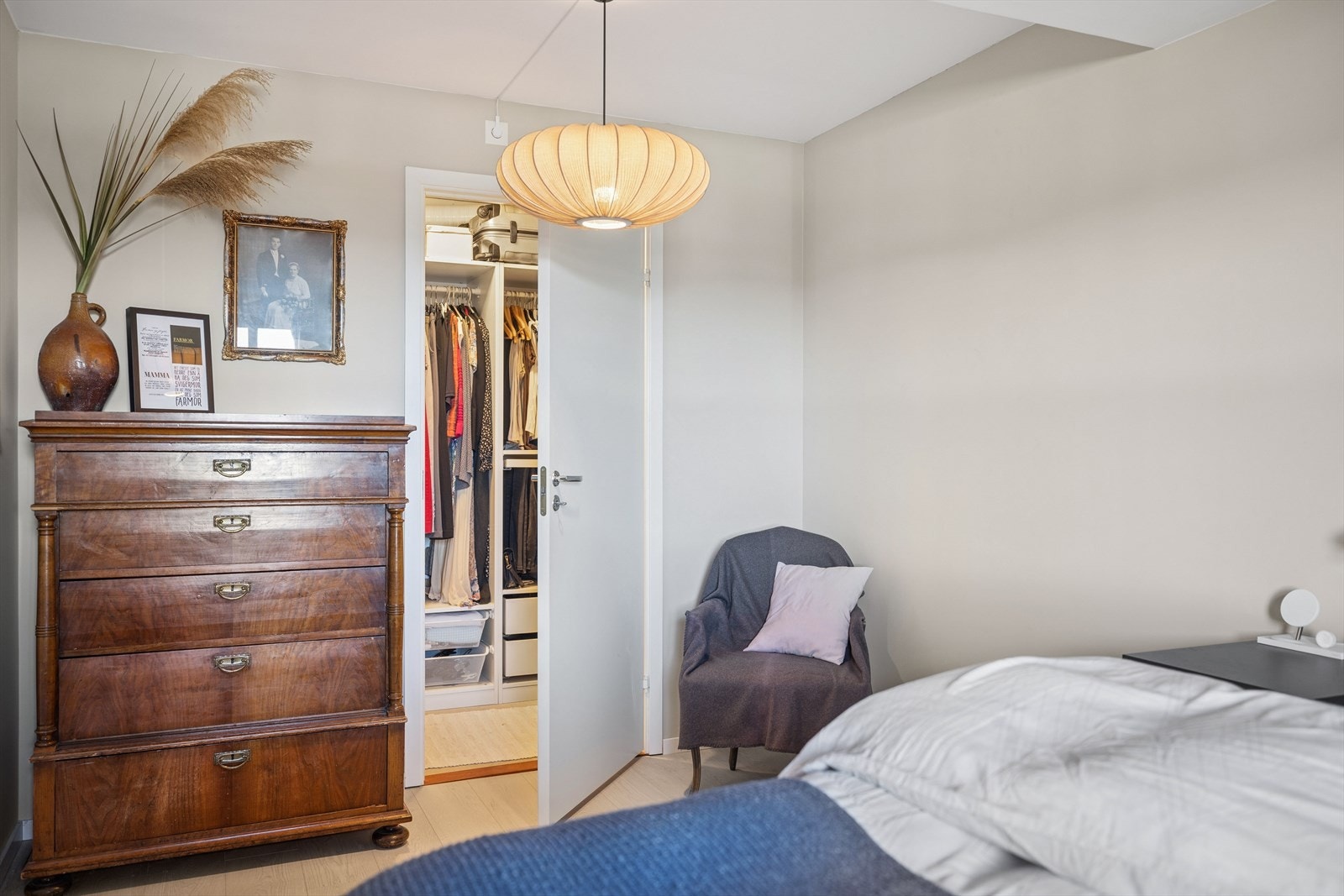 Hovedsoverommet har direkte tilgang til en praktisk bod som i dag er innredet som walk-in-garderobe. Galleribilde