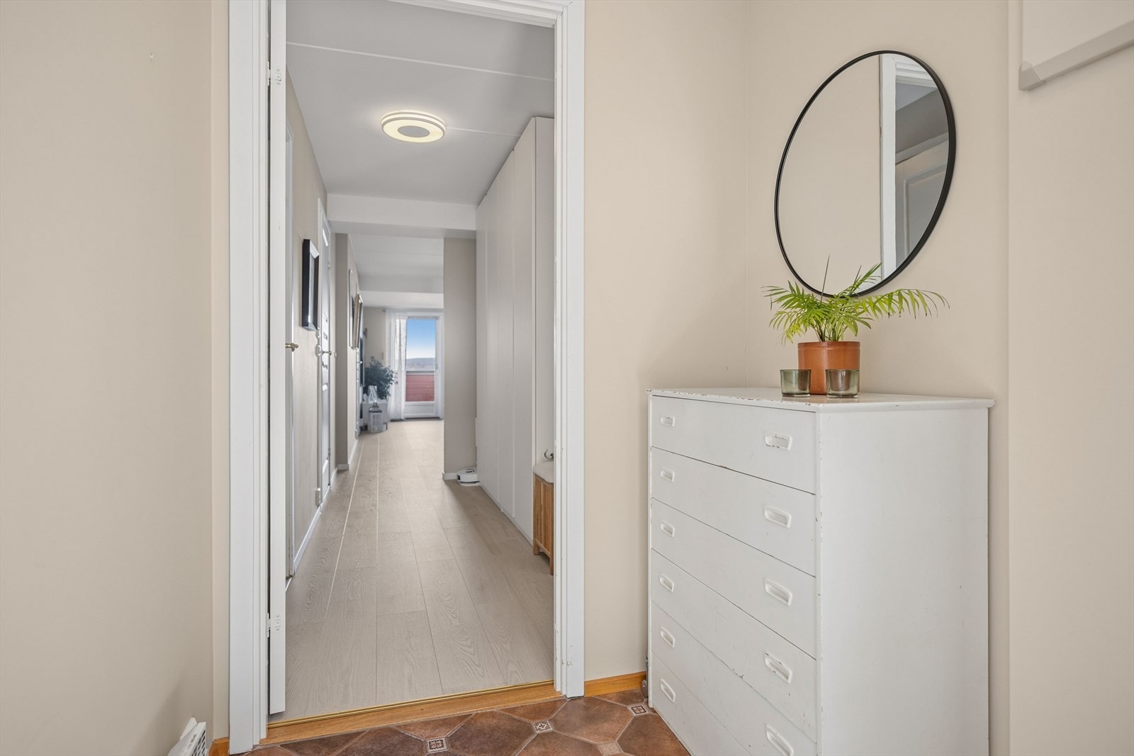 Fra entreen åpner leiligheten seg opp med laminatgulv som leder videre inn mot oppholdsrommene. Galleribilde