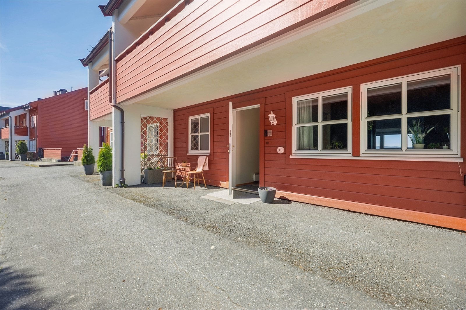 Leiligheten har egen inngang med trappefri adkomst og tilgang via heis fra garasjeplan. Galleribilde