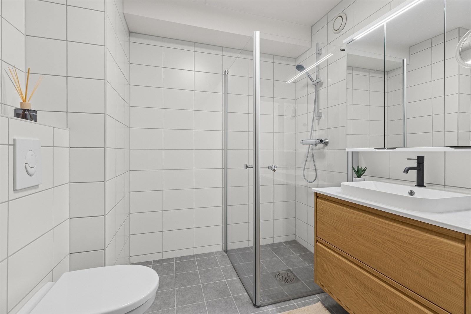Badet ble oppusset i 2016 og har flislagte overflater, vegghengt toalett og dusj med glassdører. Galleribilde