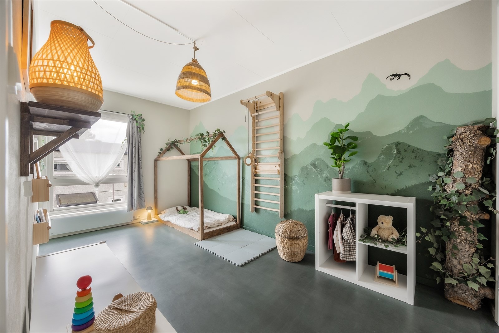 Dette soverommet har en kreativ og leken innredning med vinylgulv. Galleribilde