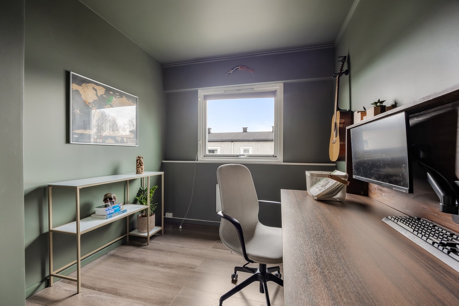 Det fjerde soverommet er i dag innredet som et praktisk hjemmekontor. Galleribilde