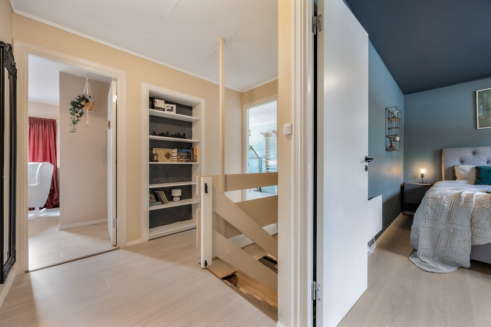 Gangen i andre etasje gir adkomst til alle soverommene og badet. Galleribilde