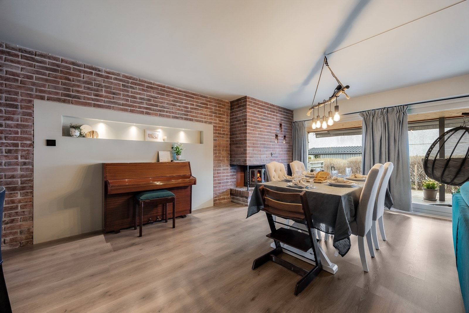 Spisestuen har god plass til langbord. Galleribilde