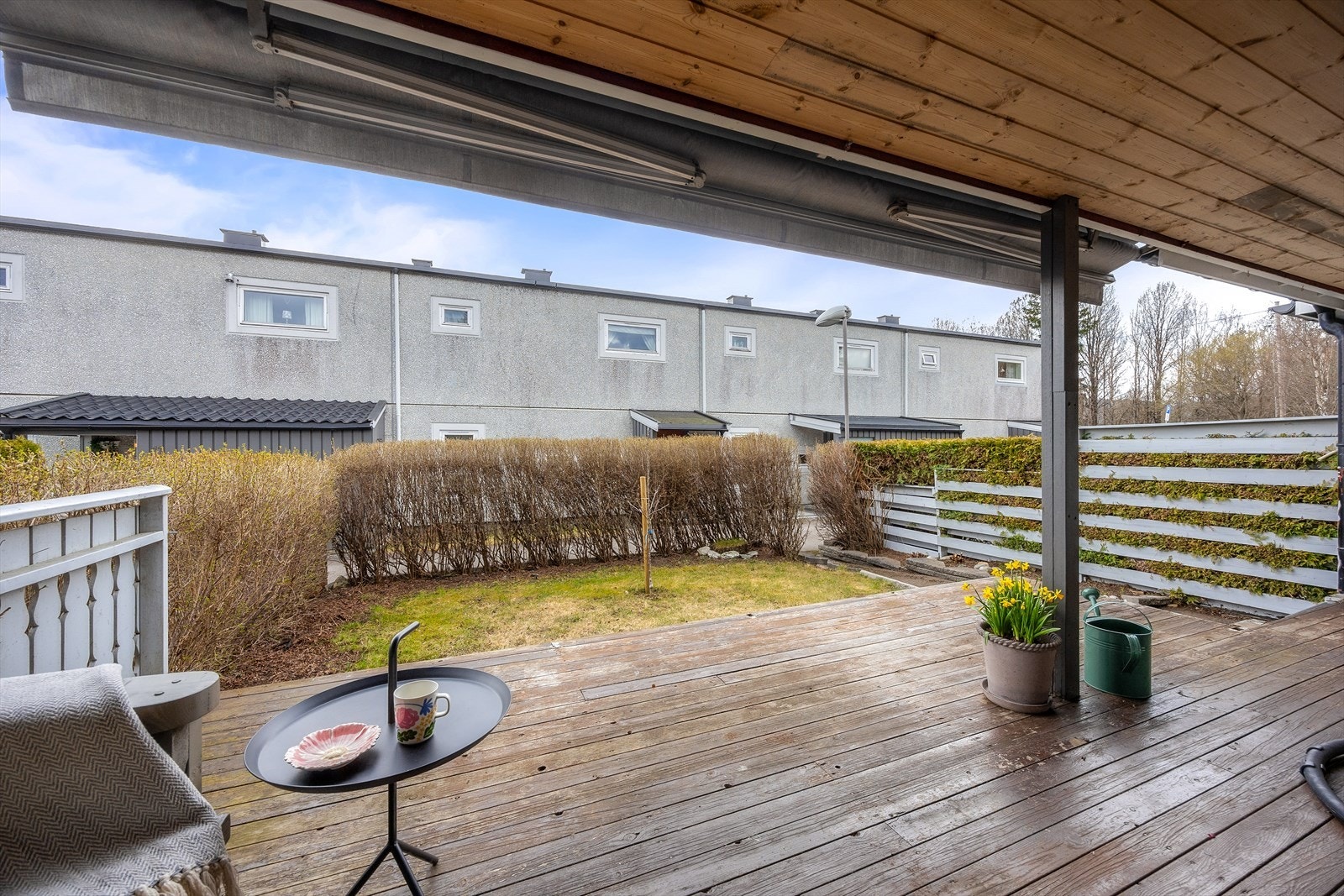 Utsikt fra terrassen mot hagen og fellesområdene. Galleribilde