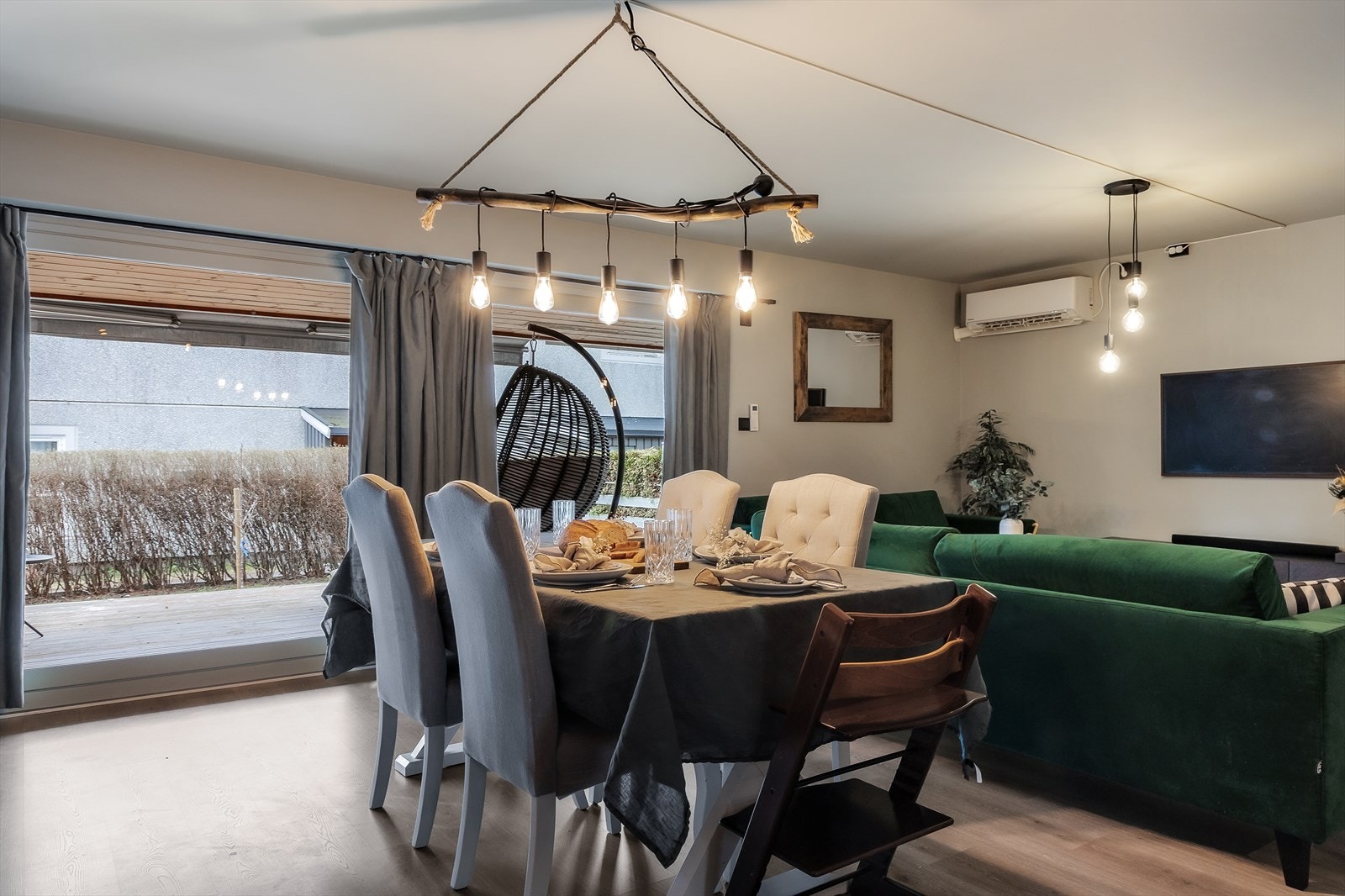 En luft-til-luft varmepumpe, ble montert i 2022. Galleribilde