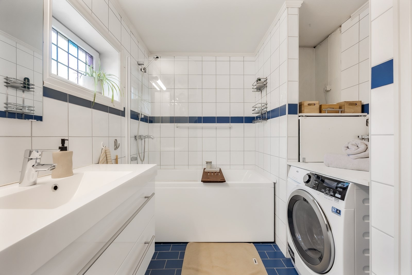 Rommet er utstyrt med badekar med dusjløsning og har opplegg for vaskemaskin. Galleribilde
