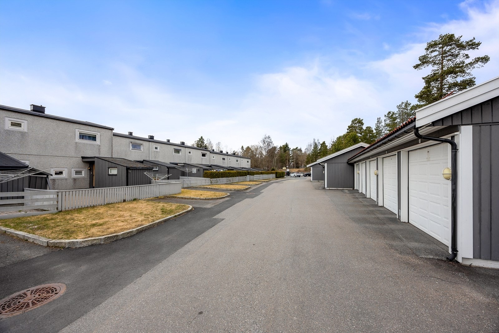 Vesthellinga borettslag har asfalterte internveier og velholdte fellesarealer. Galleribilde