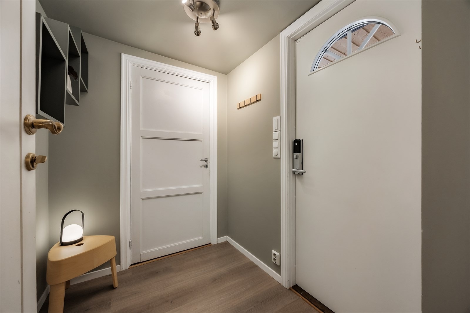 Ytterdøren i tre har et glassfelt som gir ekstra lysinnslipp i entreen. Galleribilde