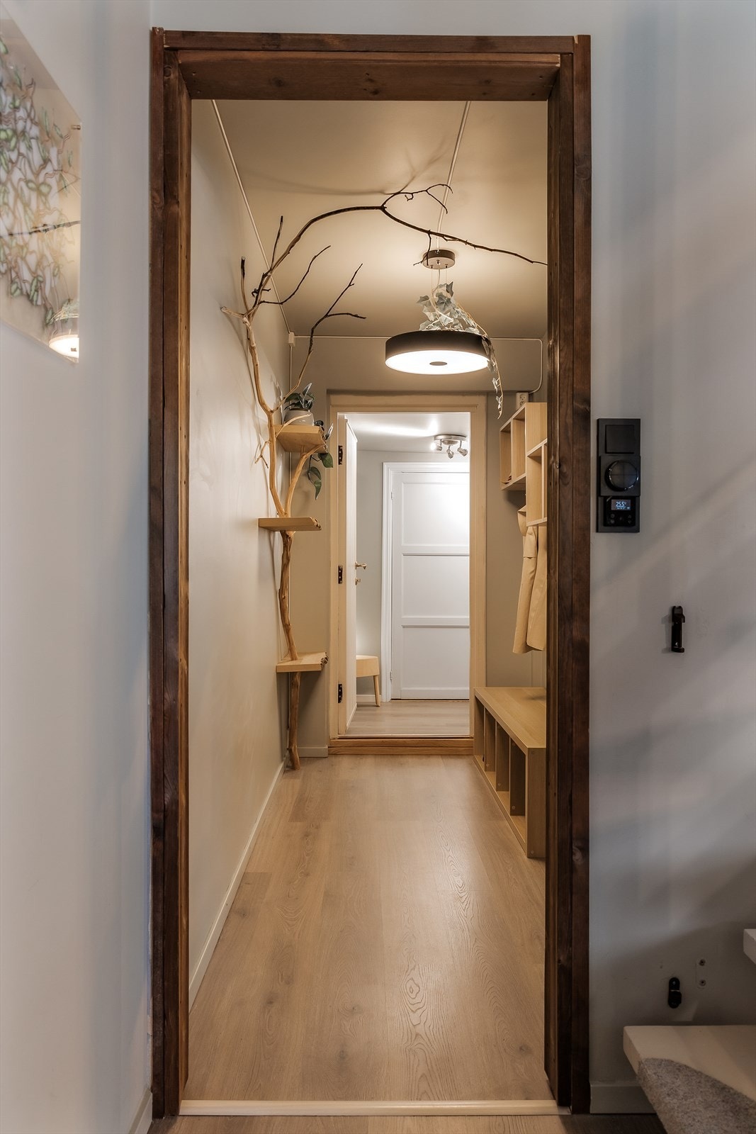 Laminatgulv i de fleste rom i første etasje skaper en helhetlig følelse. Galleribilde