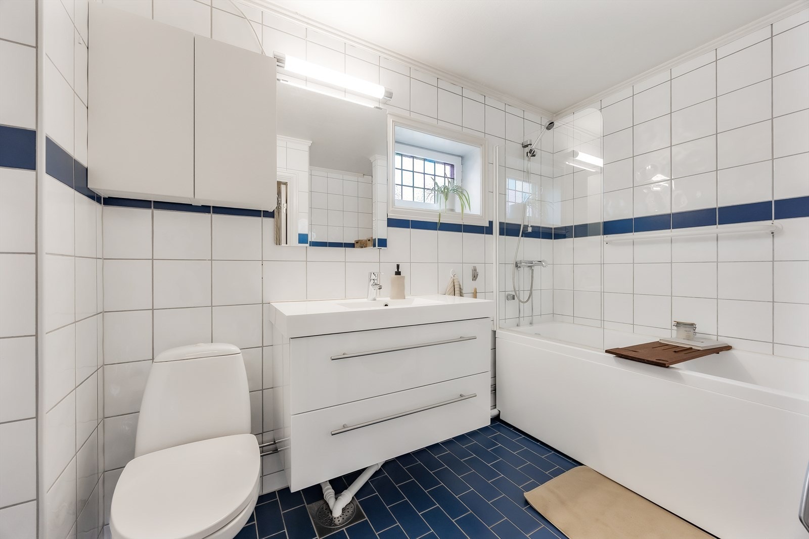 Badet i andre etasje er fra 2001 og har flislagte overflater. Galleribilde