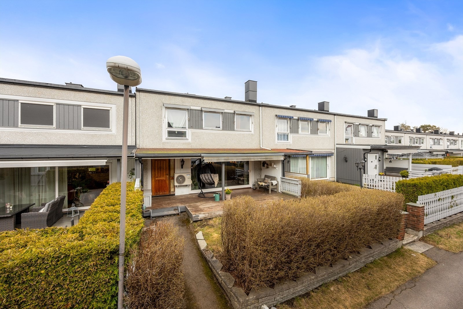 Rekkehuset ligger fint til i et veletablert og barnevennlig borettslag. Galleribilde