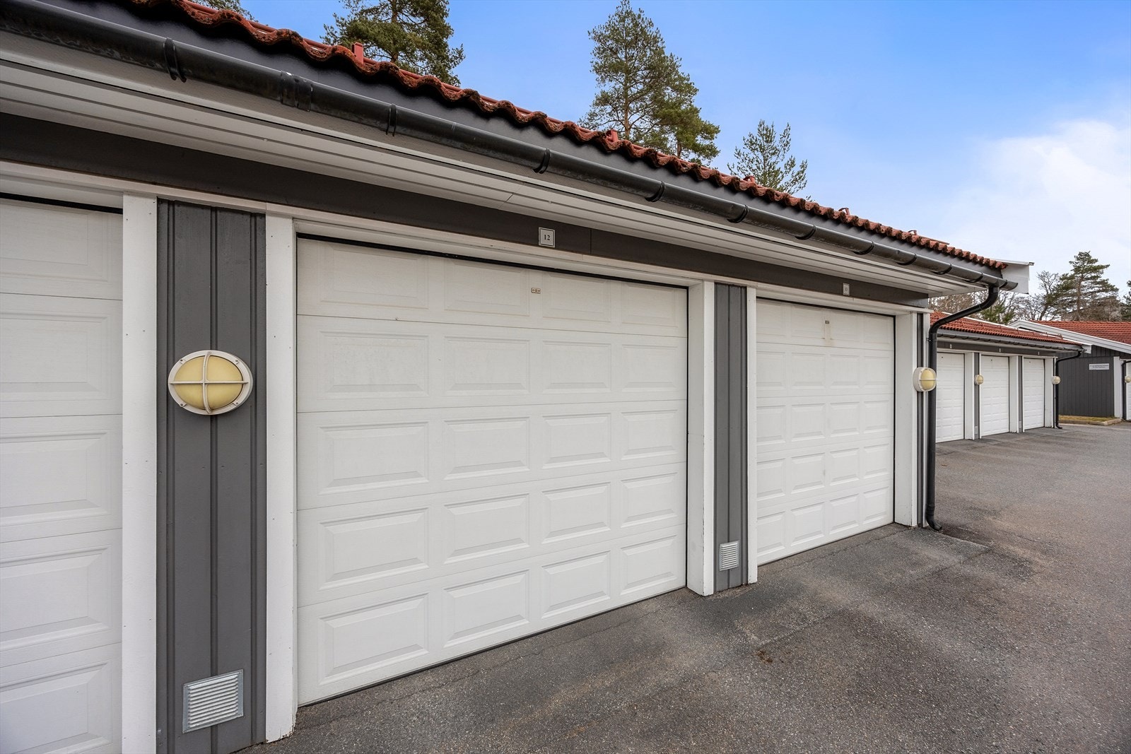 Boligen disponerer en parkeringsplass på 17 m² i felles garasjerekke. Galleribilde