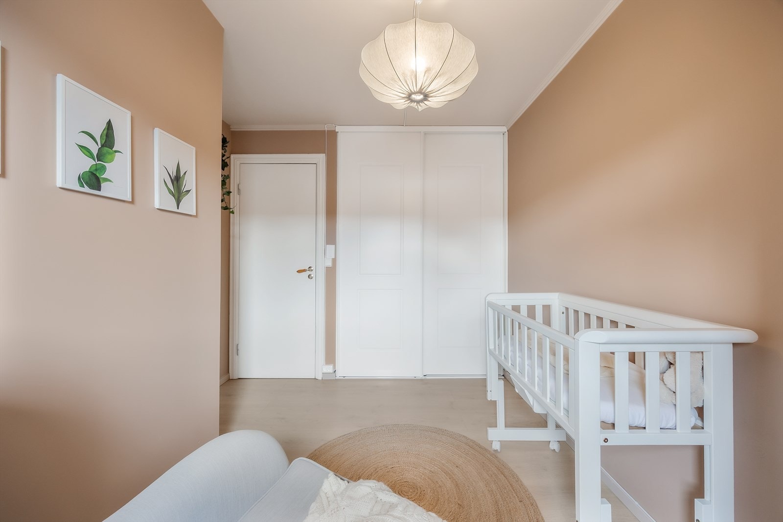 Rommet er utstyrt med en romslig skyvedørsgarderobe. Galleribilde