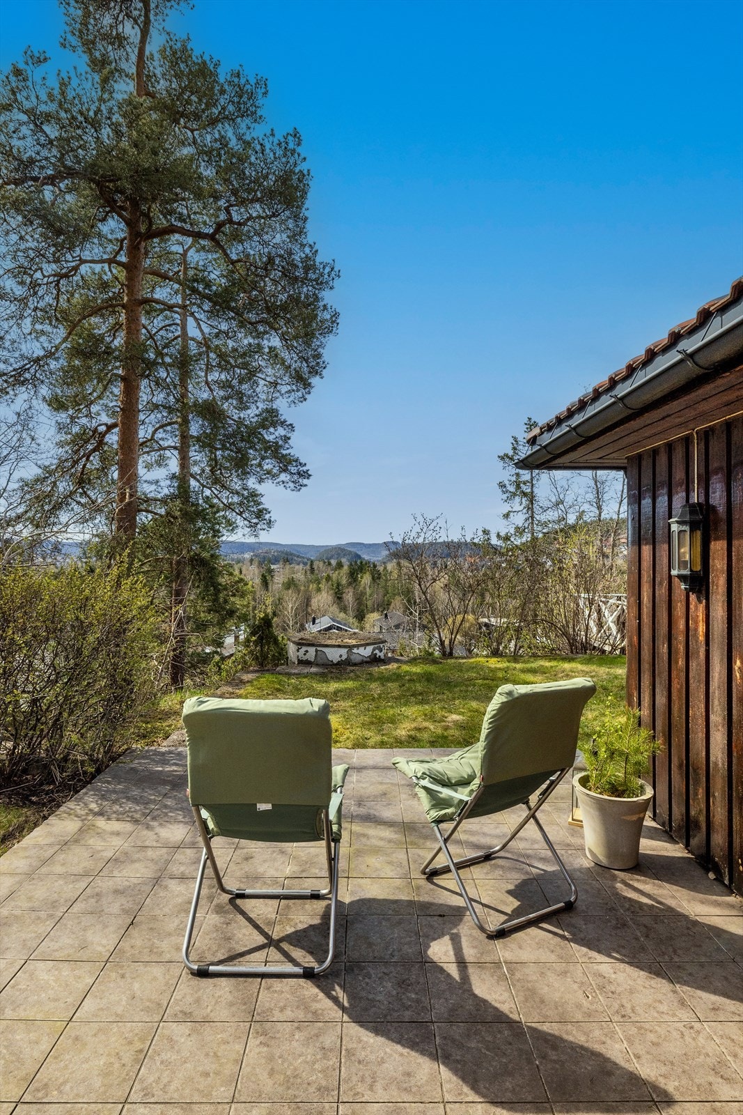 Hyggelig frokostterrasse utenfor soverommet, mot sydøst Galleribilde