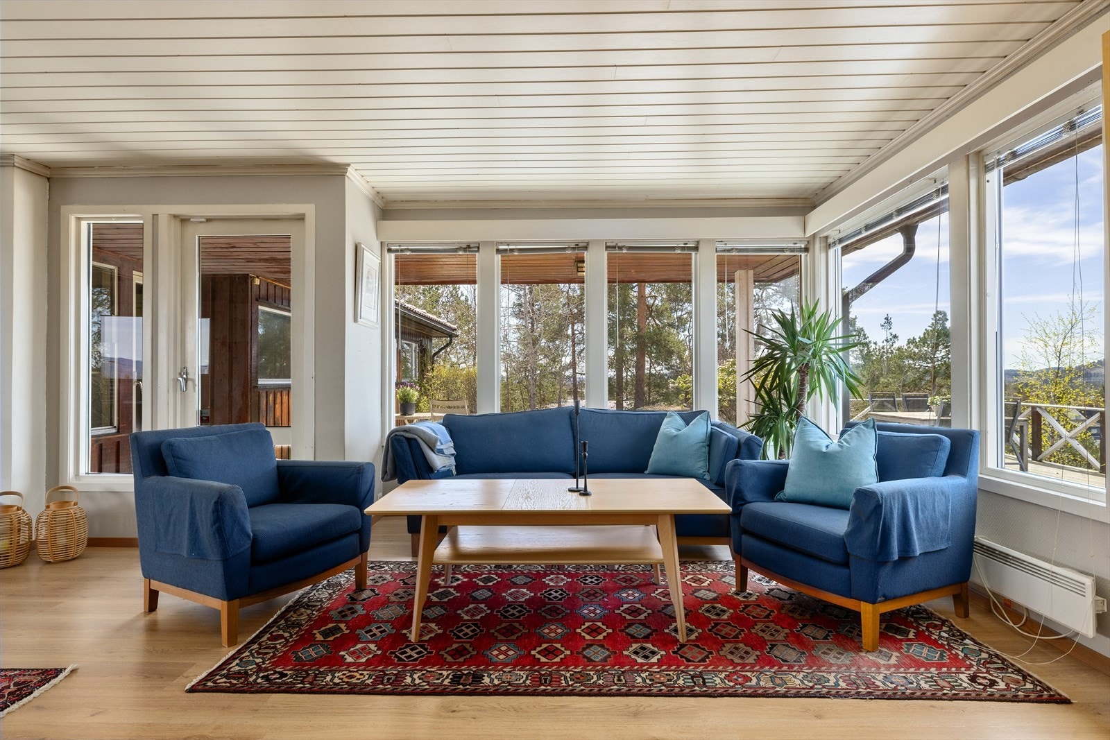 Fra stuen er det utgang til terrasse og hageområde Galleribilde