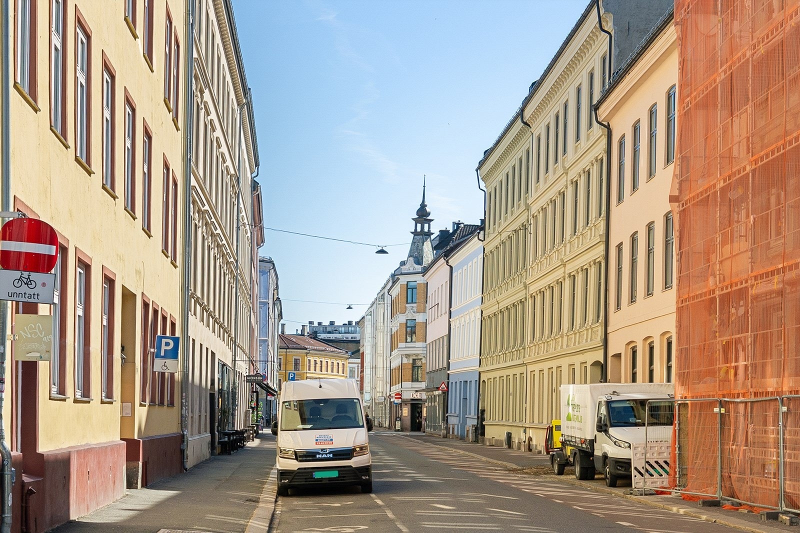 Boligen ligger i en rolig enveiskjørt gate. Galleribilde