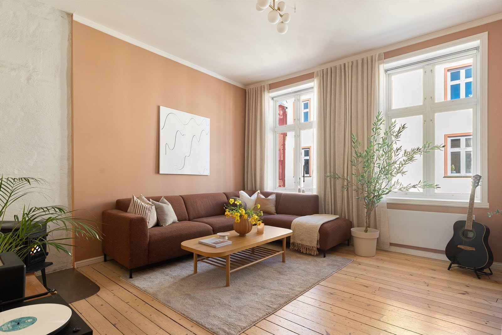 Lys og pen stue med god plass til sofa og øvrig møblement. Store vindusflater slipper inn rikelig med naturlig lys. Galleribilde
