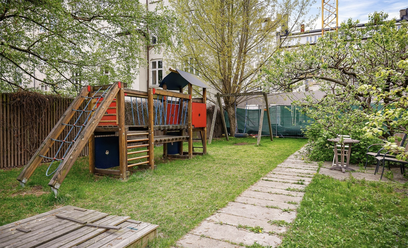 Bakgården passer perfekt for store og små. Galleribilde