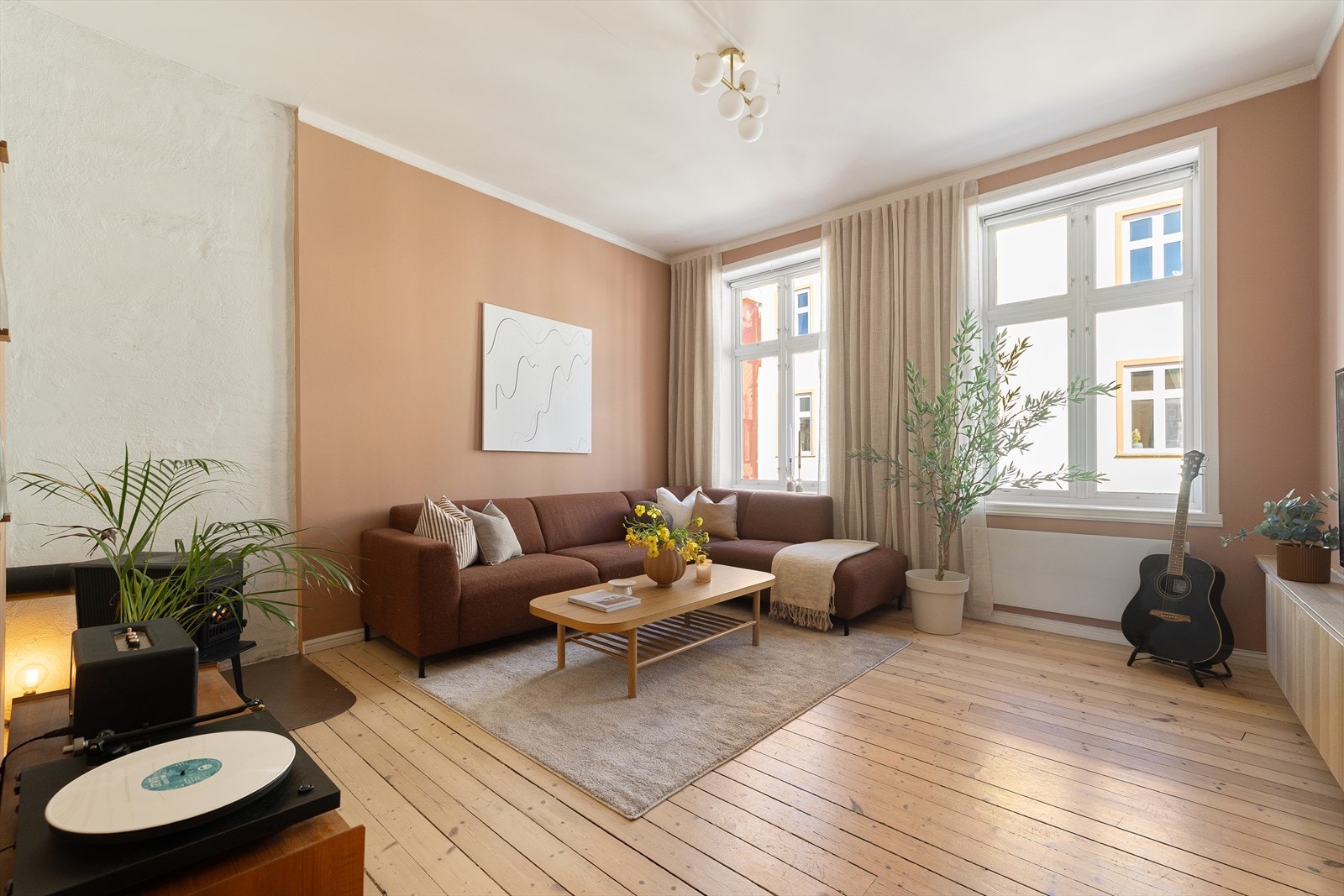 En lys og pen 3-roms leilighet med attraktiv beliggenhet midt på beste Løkka. Galleribilde