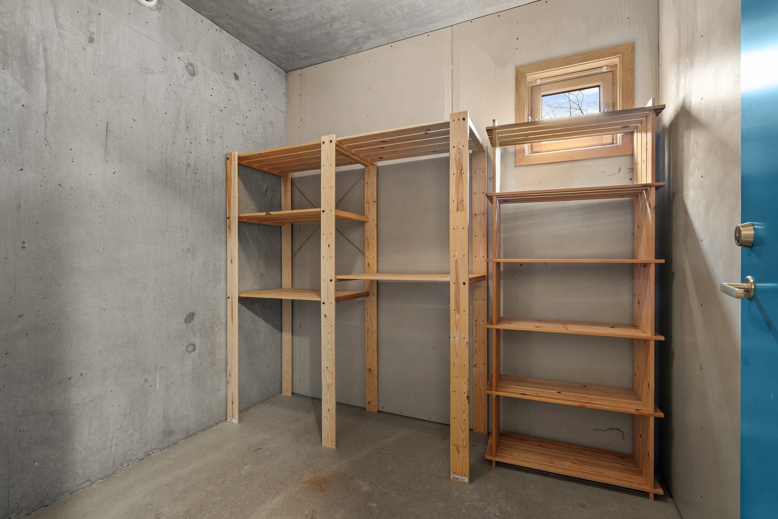 Den eksterne boden er i samme etasje, kun få meter fra leiligheten. Galleribilde