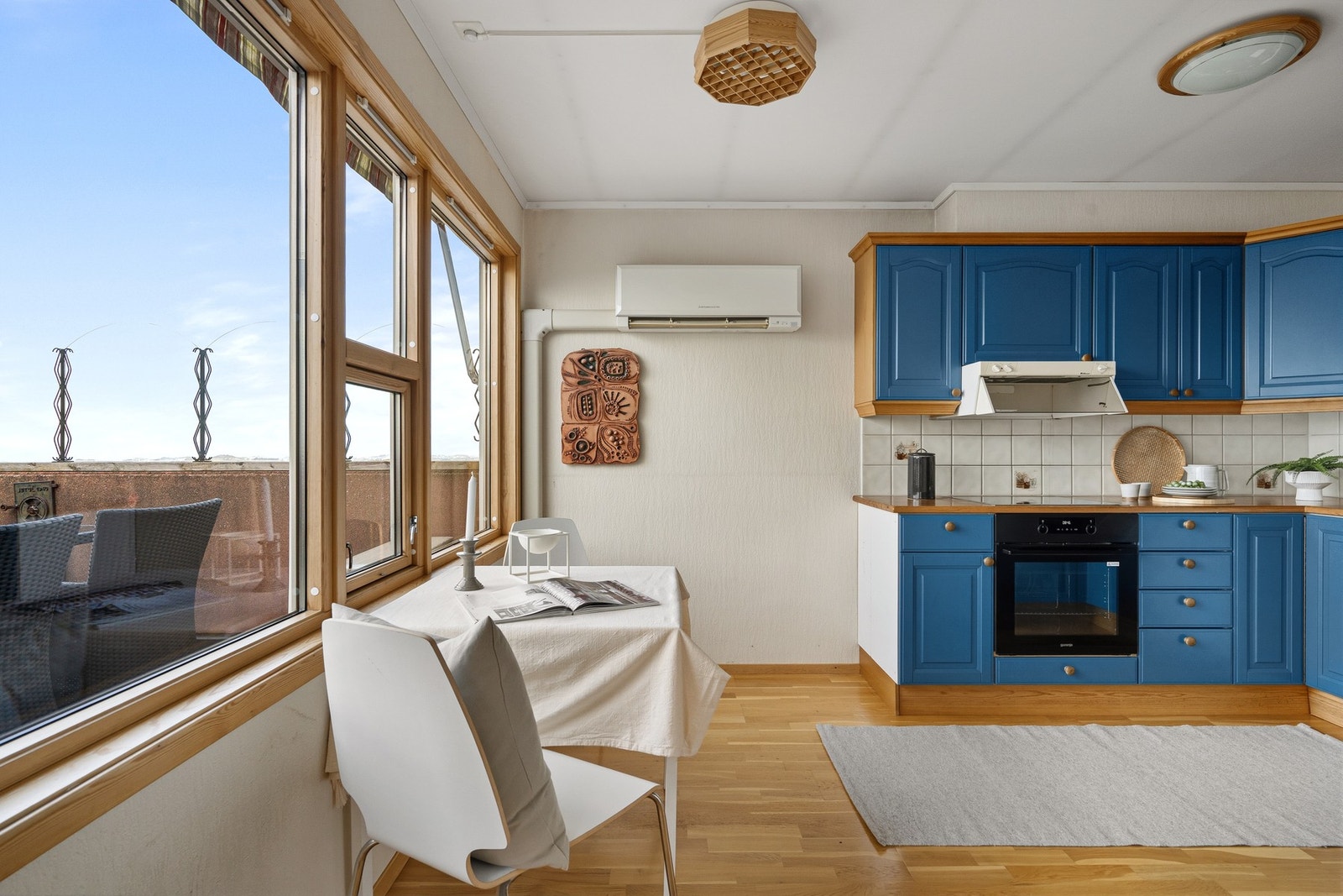 Det er plass til et lite frokostbord eller et avlastningsbord på kjøkkenet. Galleribilde