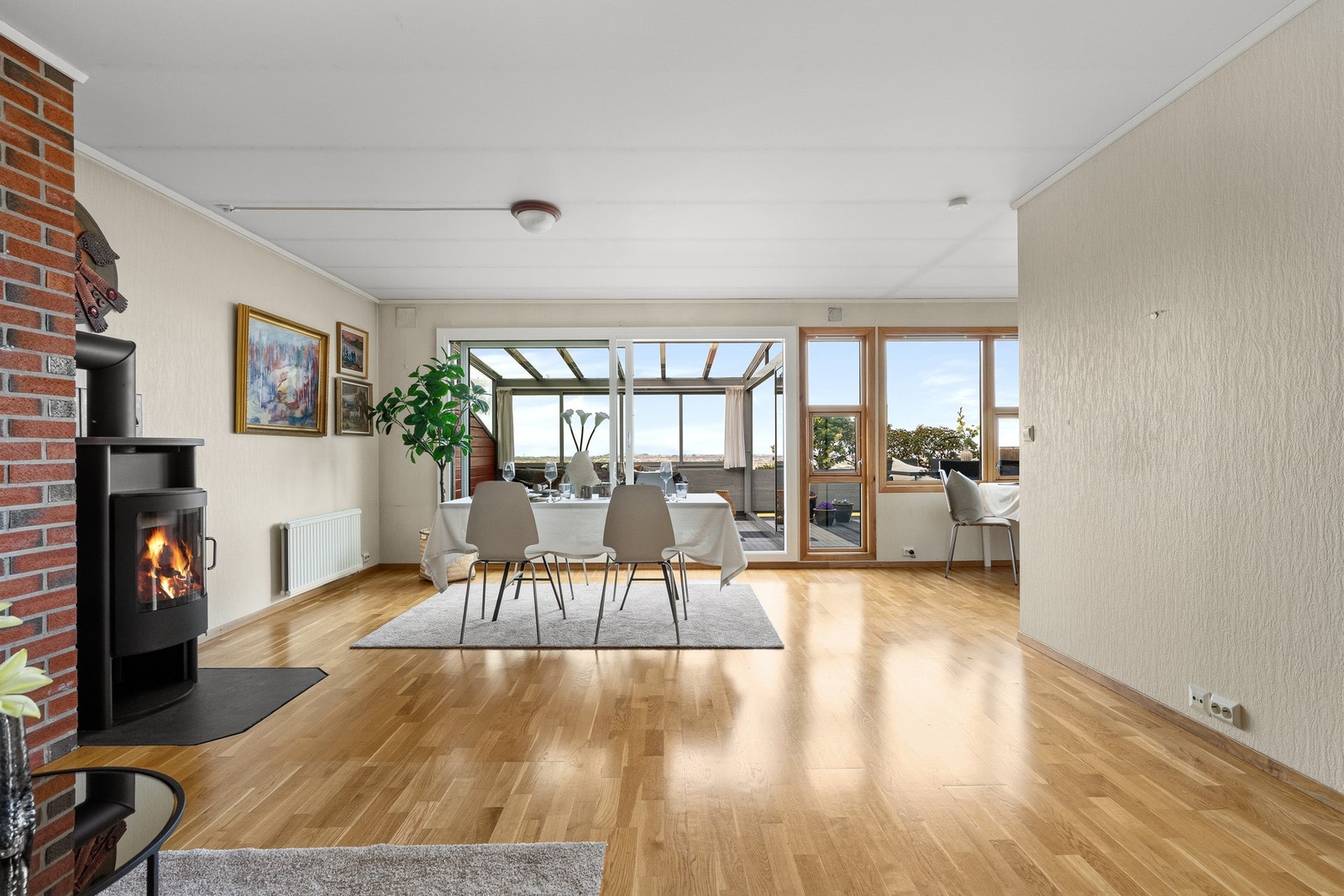Stue med god plass til både sofaløsning og spisebord. Galleribilde