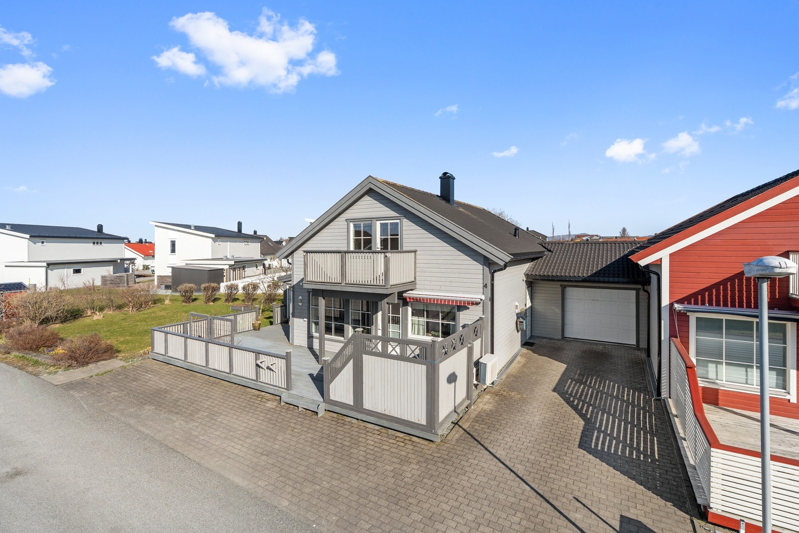 Boligen går over 2 plan og har egen garasje. Galleribilde